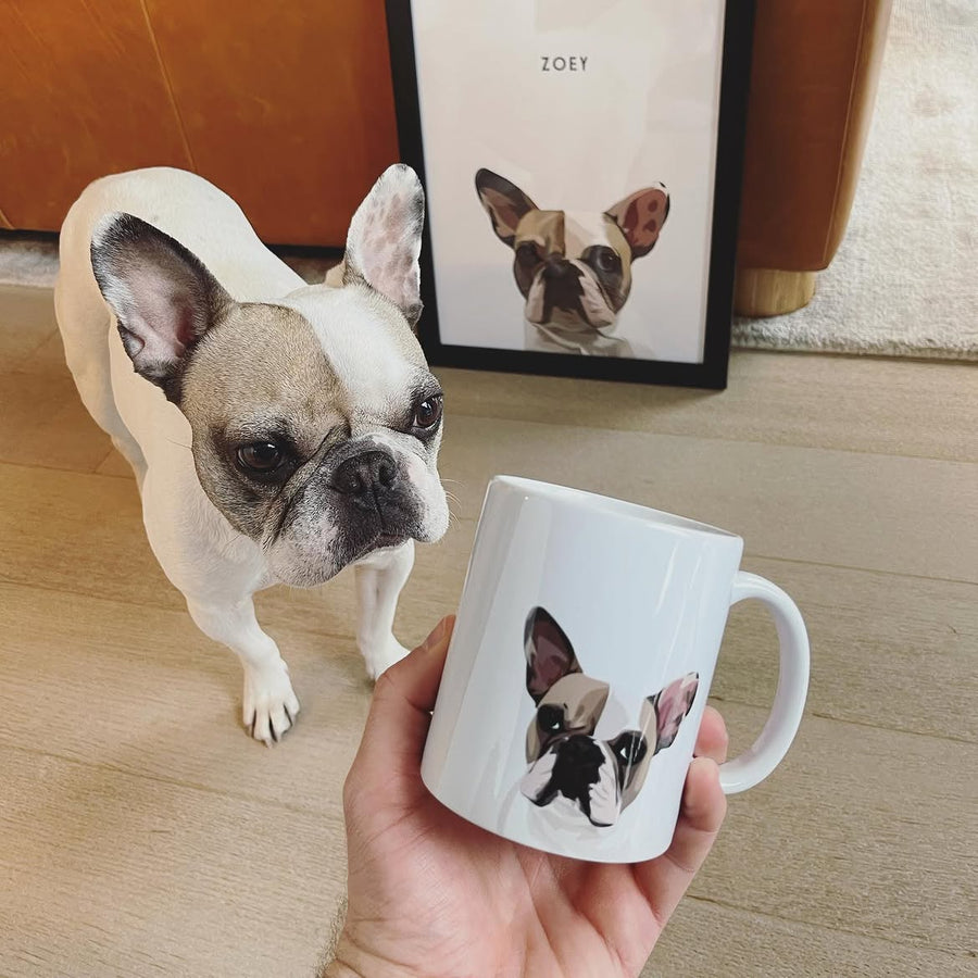 Mug en céramique blanche illustré du portrait dessiné d'un chien, offert avec le tableau Gustave